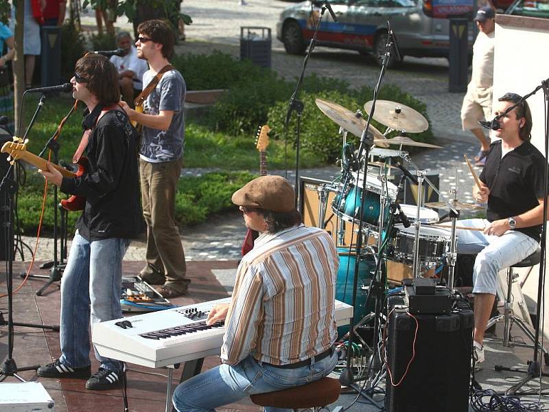 Na vsetínském Dolním náměstí se v úterý 18. srpna koncertovalo. Hudebníci pořádali sbírku pro povodní zatopenou obec Hodslavice.