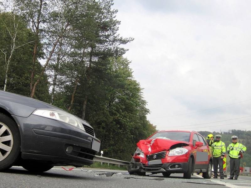 Při nehodě osobáků se zranili řidiči a cyklista, který narazil do značky