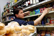 Zdražování vyhání zákazníky z malých obchůdků do hypermarketů. 