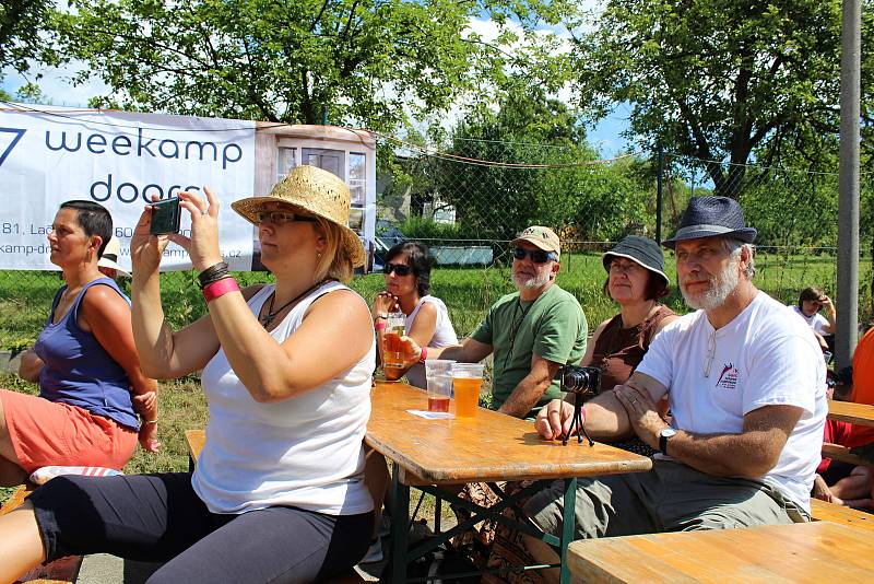 Dvaadvacátý ročník Amfolkfestu neboli Festivalu na konci světa se konal v sobotu 29. července v osadě Pulčín na Hornolidečsku.