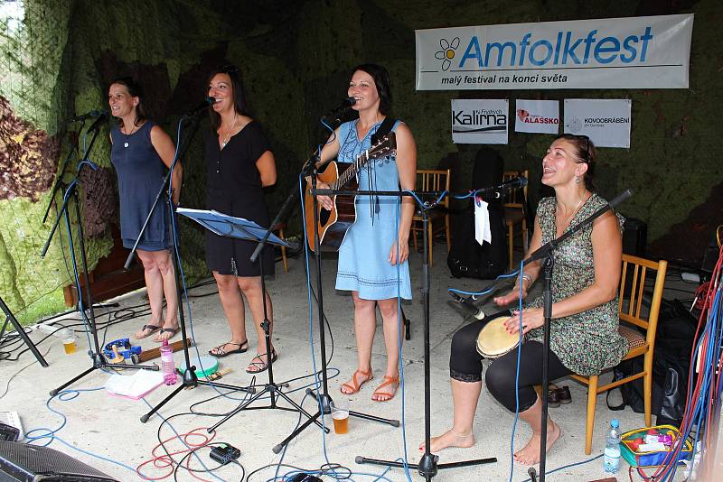 Třiadvacátý ročník Malého festivalu na konci světa s názvem Amfolkfest se uskutečnil v sobotu 28. července v osadě Pulčín. Ze Vsetína přijelo dámské kvarteto Spolek vdolek.