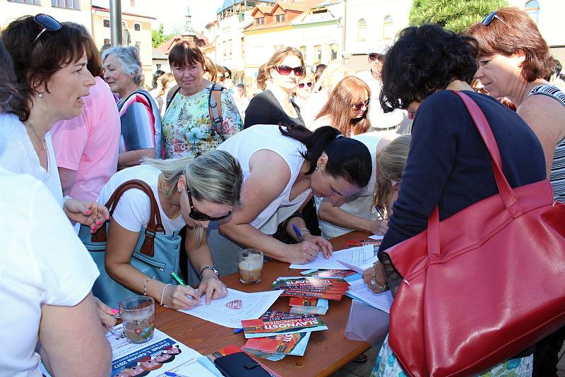 Celkem 2 101 zpěváků a zpěvaček se ve čtvrtek 1. června dopoledne na Masarykově náměstí zapojilo do zpěvu písně Rožnovské hodiny.