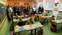 Do lavic v první třídě na Základní škole Záhumení v Rožnově pod Radhoštěm usedlo 1. září 2020 jedenáct dětí. Na prvňáčky je přišel pasovat starosta města Radim Holiš.