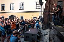 Domácí kapela Mňága a Žďorp hraje na 40. ročníku Valašského špalíčku ve Valašském Meziříčí; červen 2022