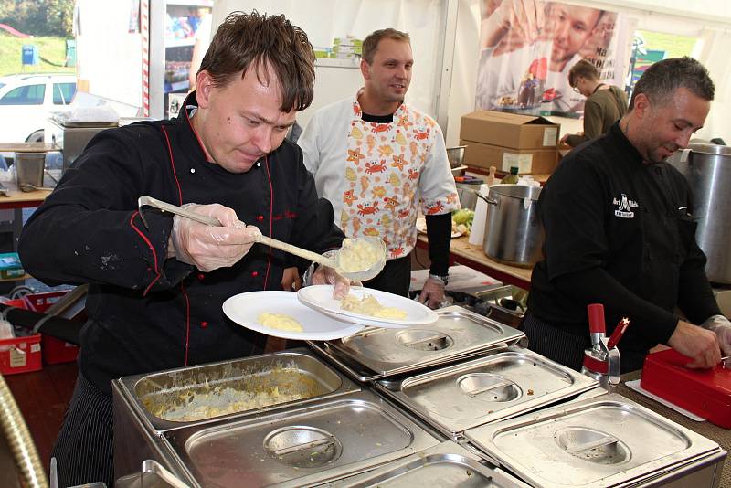 V sobotu 6.10.2018 začal ve Velkých Karlovicích svátek jídla. Dvoudenní Karlovský gastrofestival přilákal tisíce gurmánů.