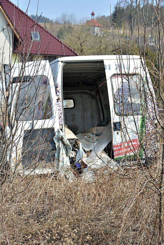 S autovraky a dlouhodobě odstavenými auty se potýkají města i  vesnice.