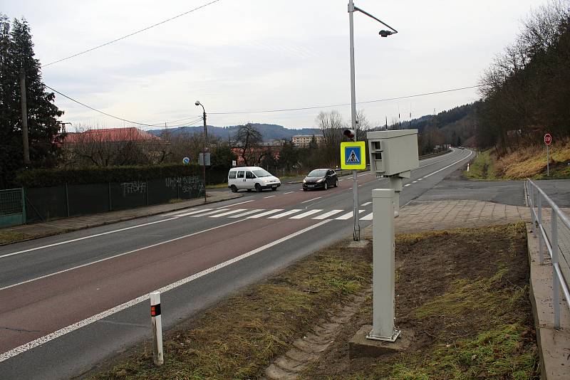 Radar nutí řidiče na křižovatce v Potůčkách zpomalit. Tím přispívá k větší bezpečnosti chodců a také snazšímu výjezdu aut ze sídliště Rybníky.