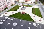 LISTOPAD: Ve čtvrtek 7. listopadu představitelé radnice oficiálně otevřeli znovu rekonstruované náměstí Svobody ve Vsetíně. Na náměstí přibyla místa k sezení, odpadkové koše i zatravněné plochy.