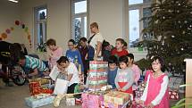 Děti v dětském domově v Liptále rozbalily přes stovku dárků.