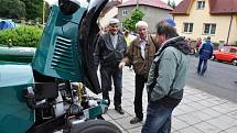 Spanilou jízdu historických vozidel pod názvem Veteránem valašskú krajinú uspořádal v sobotu 1. června 2013 Valašský Veteran car club Rožnov pod Radhoštěm. Majitelé historických automobilů a motocyklů také u zámku Kinských ve Valašském Meziříčí.