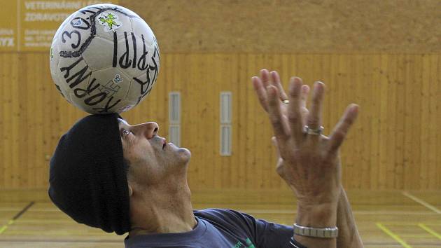 Bursas Charalambos při časovém rekordu v balancování s míčem