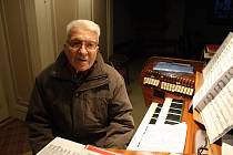 Devadesátiletý Bohumil Zábranský hraje na varhany od svých třinácti let. Téměř sedmdesát let je varhaníkem v kostele Petra a Pavla v Kelči.