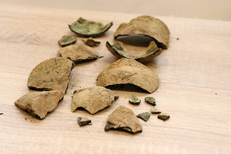 Fragmenty hliněné pokladničky objevené v Loučce na Valašskomeziříčsku.