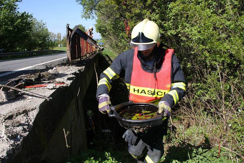 Složité vyprošťování auta u Pozděchova