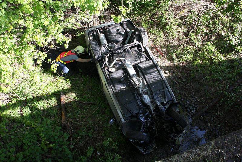 Složité vyprošťování auta u Pozděchova