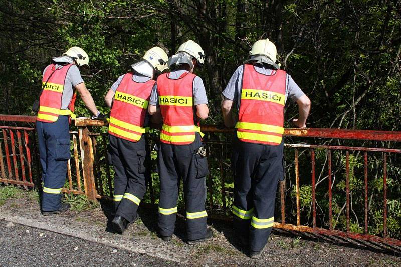 Složité vyprošťování auta u Pozděchova