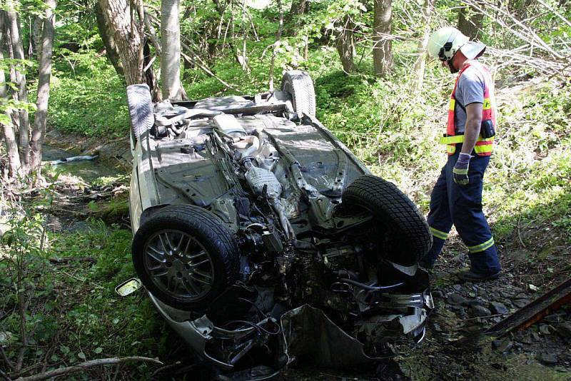 Složité vyprošťování auta u Pozděchova