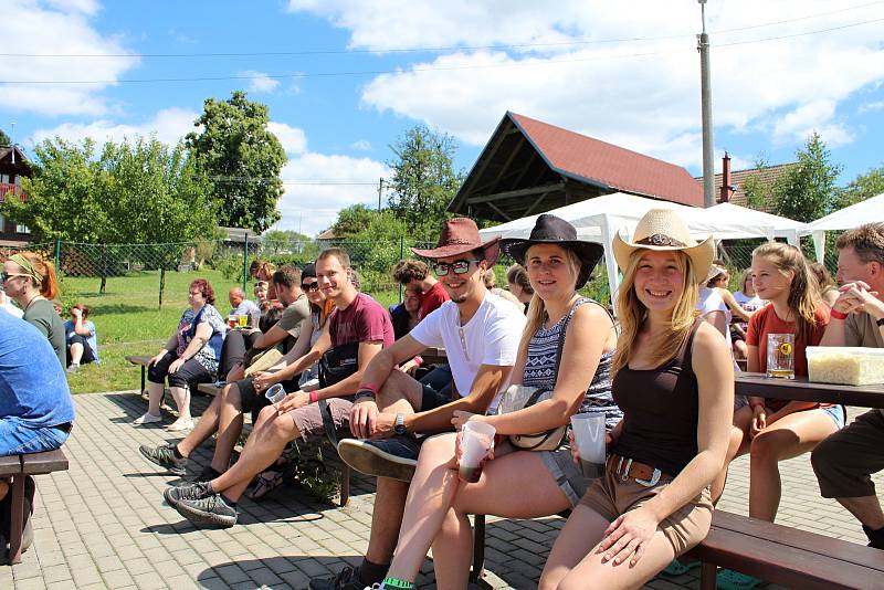 Dvaadvacátý ročník Amfolkfestu neboli Festivalu na konci světa se konal v sobotu 29. července v osadě Pulčín na Hornolidečsku.