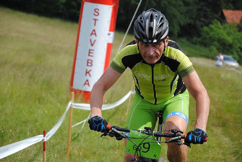 Sto osm bikerů, od žáků po veterány, se v sobotu 2. června 2018 vydalo na trať sedmého ročníku závodu horských kol Stavařská Spedos tisícovka, který stavební průmyslovka ve Valašském Meziříčí pořádá zároveň jako memoriál zdejšího učitele a výborného cykli