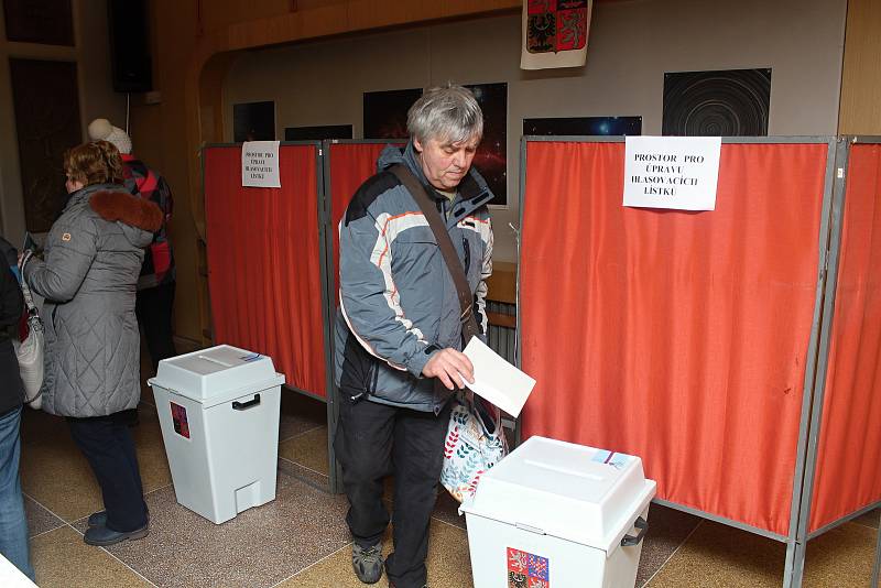 Volili pod hvězdami. Na méně tradičním místě volila část obyvatel Valašského Meziříčí. Své hlasy pro nového prezidenta odevzdávali do hlasovací schránky v místní hvězdárně.