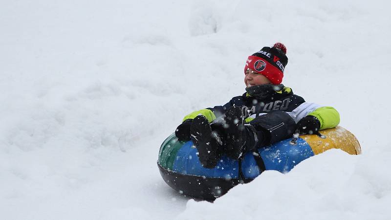 Děti si užívají zimních radovánek na snowtubingové dráze ve Ski areálu Razula ve Velkých Karlovicích.