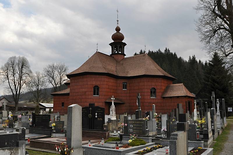 Velké Karlovice - hřbitov a dřevěný kostel Panny Marie Sněžné.