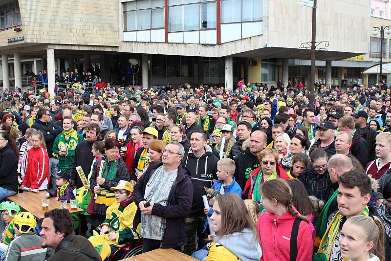 Před vsetínskou radnicí se v sobotu odpoledne sešly žlutozelené davy hokejových fandů, aby oslavily obrovský úspěch vsetínských hokejistů, kteří si čtvrteční výhrou nad Jabloncem zajistili postup do první ligy. Tým vítězů svým fanouškům vyjádřil díky za n