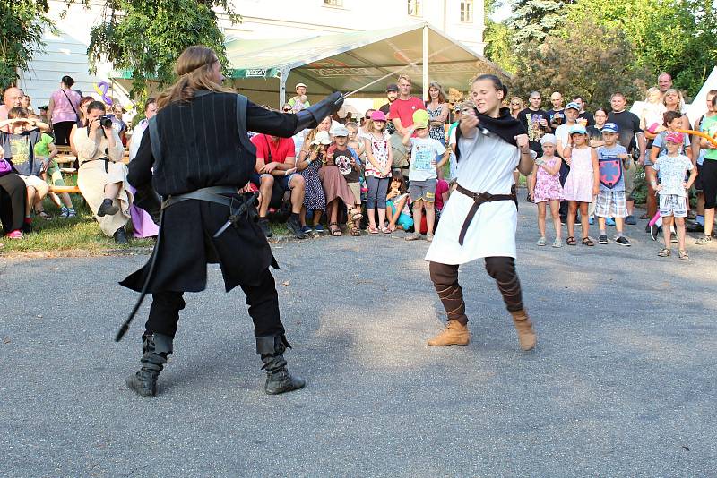 Rytíři na zámku. Skupiny historického šermu, kejklíři, tanečníci, doboví hudebníci o doprovodný program. To vše lákalo k návštěvě Vsetínského zámku a hvězdárny, kde se konal 7. ročník Templářských slavností.