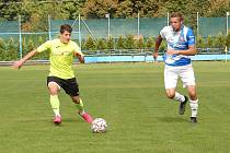 Fotbalisté Vsetína (v modrobílých dresech) v sobotu porazili Skaštice 3:0.
