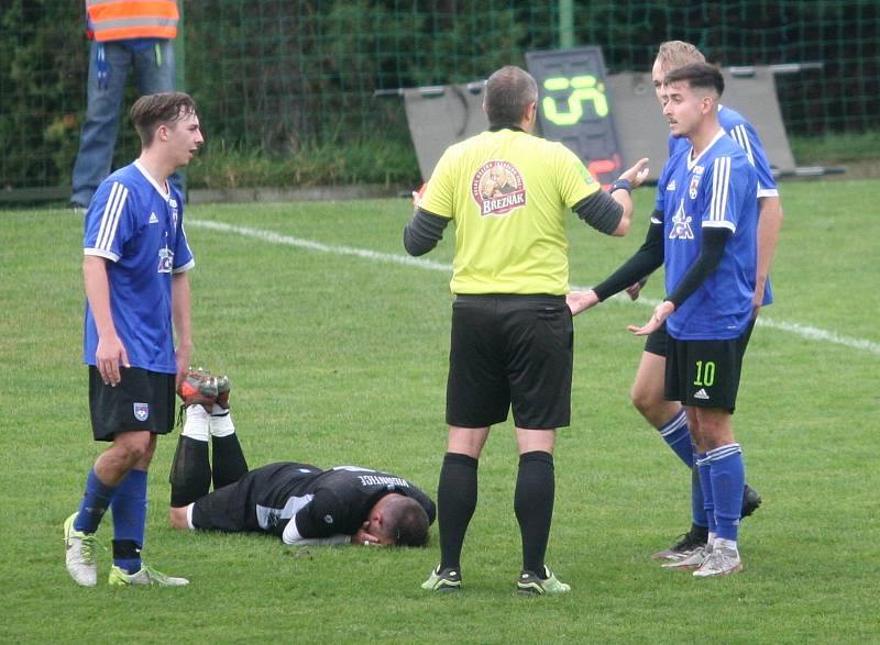 Fotbalisté Vigantic (v černém) se rozloučili s podzimní části I. A třídy skupiny A v derby s Rožnovem pod Radhoštěm přesvědčivou výhrou 5:0. Lví podíl na ni měli největší hvězdy Vigantic Milan Baroš a René Bolf, kteří dali po jedné brance, domácí útočník 