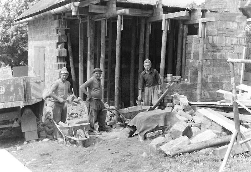 KAPLE A POŽÁRNÍ ZBROJNICE. Kaple sv. Ducha byla vysvěcena v roce 1930. Polovina budovy sloužila jako kaplička a polovina jako požární zbrojnice. Mše sv. se zde sloužily do roku 1973. Bývaly zde mše, zvonění, rozloučení se zemřelými občany, májové mše apod