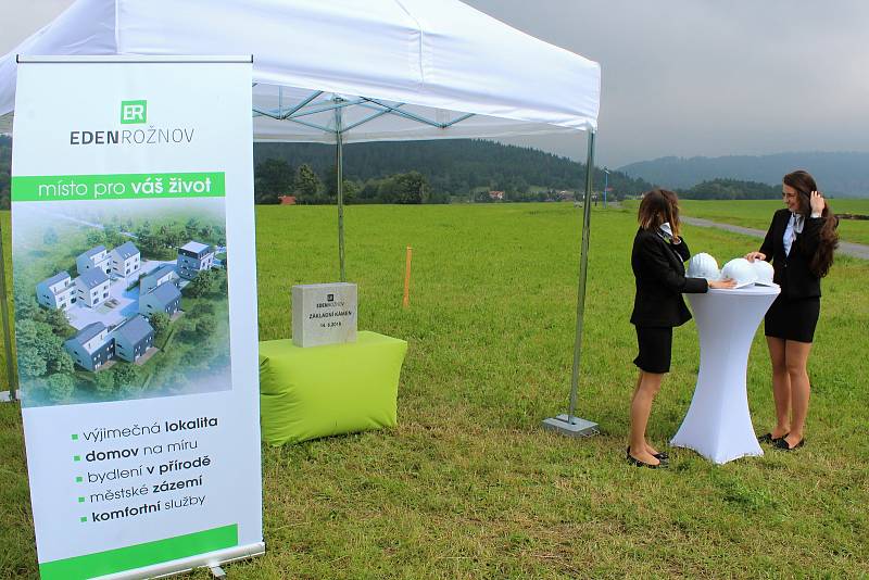 Nové byty na kopci nad Rožnovem s výhledem na Radhošť ponesou název Eden. Základní kámen položili zástupci developera, dodavatele i města 14. června 2018