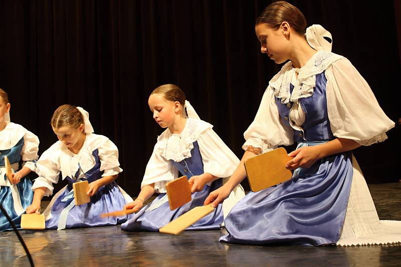 Druhý ročník přehlídky folklorních a uměleckých souborů Ondrášova valaška v Rožnově pod Radhoštěm