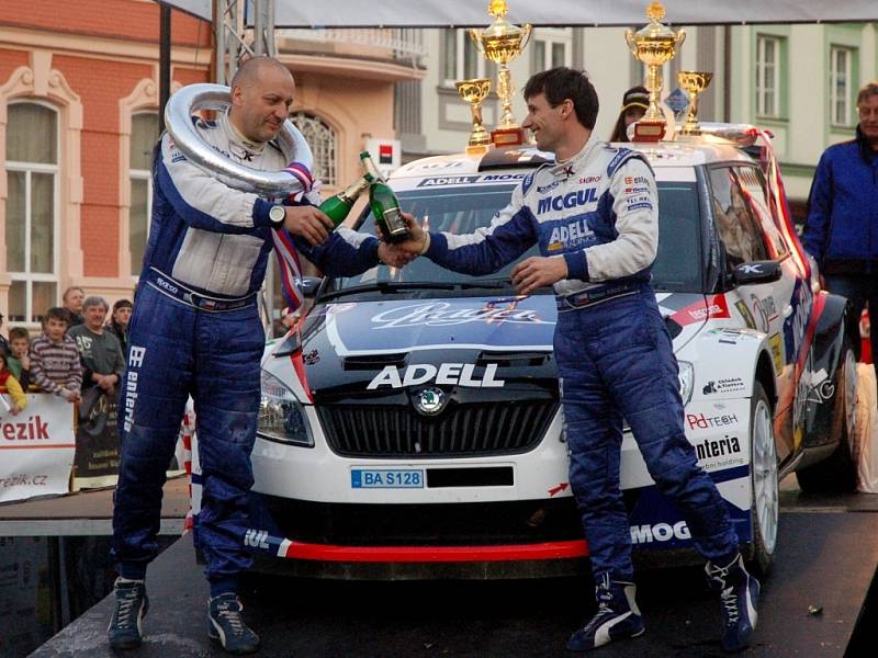 Bonver Valašská rally 2012 – cíl na náměstí ve Valašském Meziříčí – stříbrná posádka Kresta – Gross.