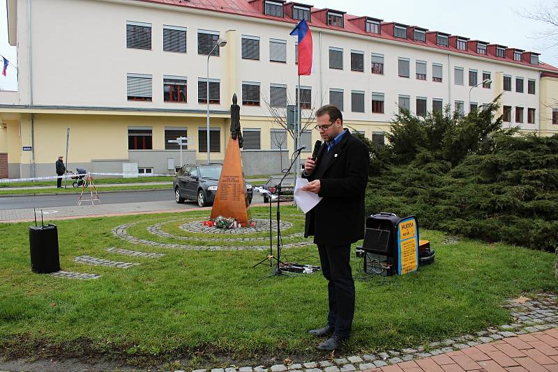 Desítky lidí si u příležitosti Dne boje za svobodu a demokracii připomněly historicky významný den. U památníku obětem totality v Panské zahradě ve Vsetíně zavzpomínala na listopadové události zástupci města a Blanka Andělová ze Svazu bojovníků za svobodu