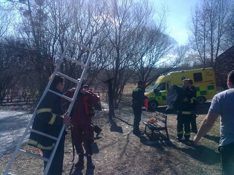 Záchrana tří malých dětí z ledové vody rybníka ve Valašském Meziříčí.