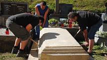 Ukládání cca 1 tunu vážícího náhrobního kamene na opravený hrob Aloise Mikyšky ve Veselé. Akci bylo nutné provést ručně, bez použití jeřábu, protože nad místem procházejí dráty elektrického vedení; pondělí 7. května 2018
