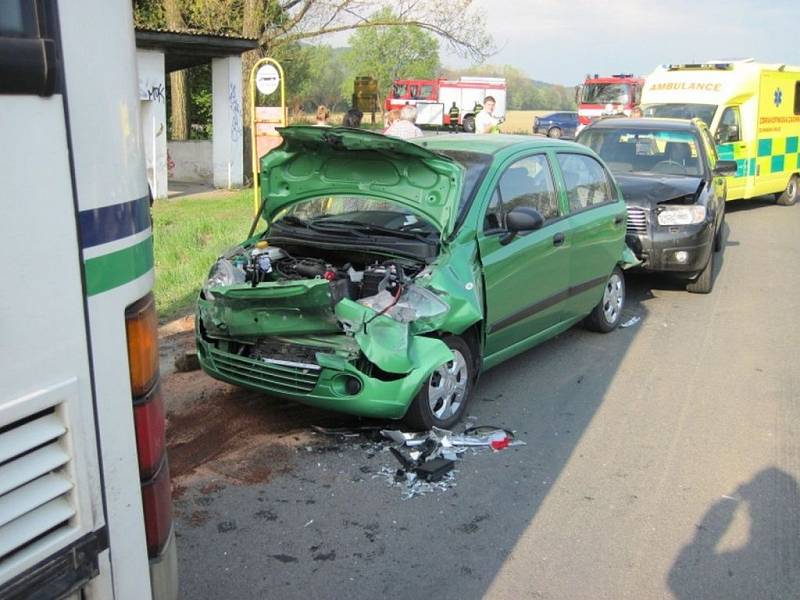 na hlavní silnici mezi Valašským Meziříčím a Zašovou došlo k hromadné dopravní nehodě.