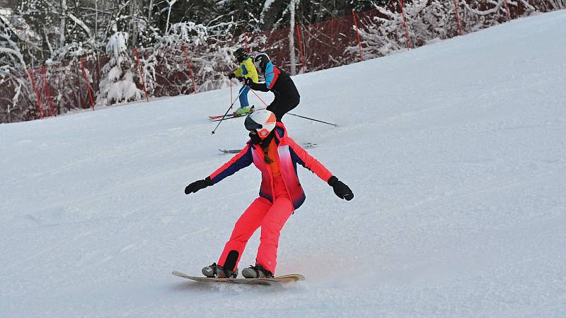 Ve skiareálu v Karolince zahájili o víkendu 11. a 12. prosince 2021 letošní lyžařskou sezonu