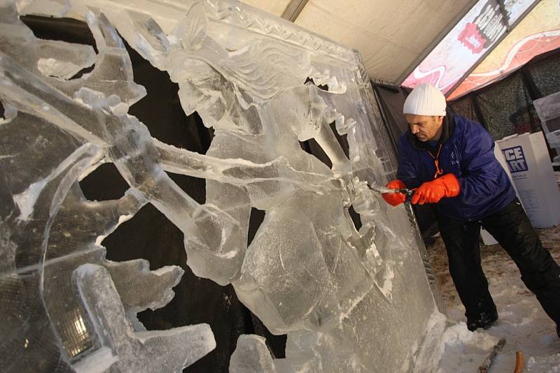 Ledové sochy na Pustevnách. Na snímku Slawek Borecki y Poznaně (PL)