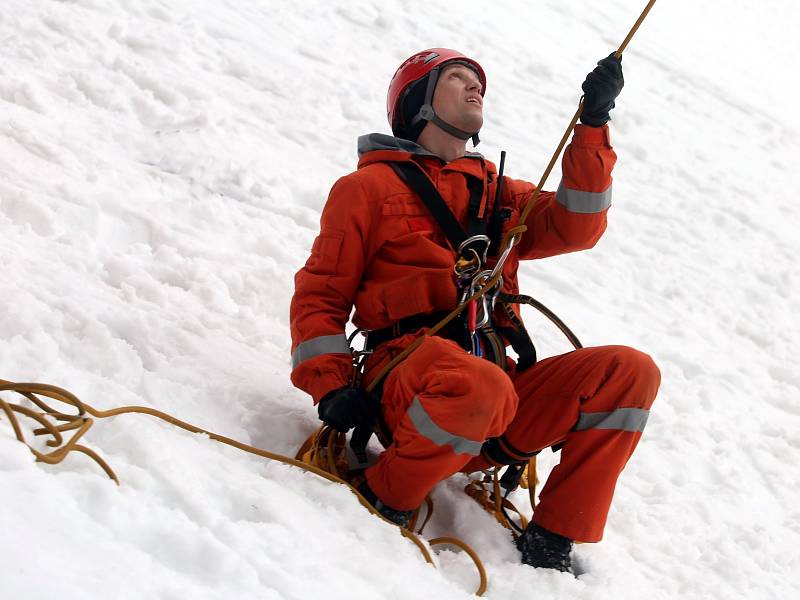 Hasičské cvičení záchrana lidí z lanovky v lyžařském středisku Kohútka.Na snímku hasič Marek Pavelka ze Zlína.