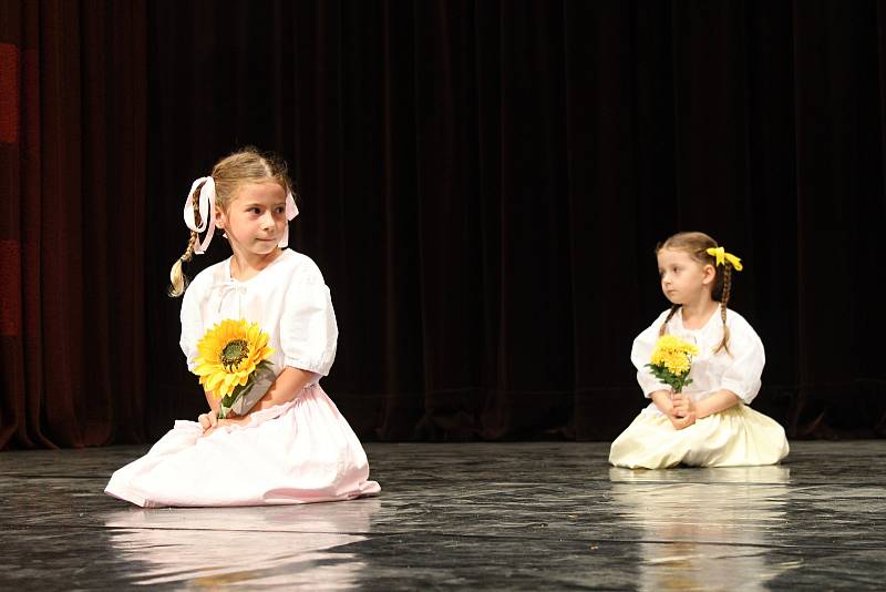 Druhý ročník přehlídky folklorních a uměleckých souborů Ondrášova valaška v Rožnově pod Radhoštěm