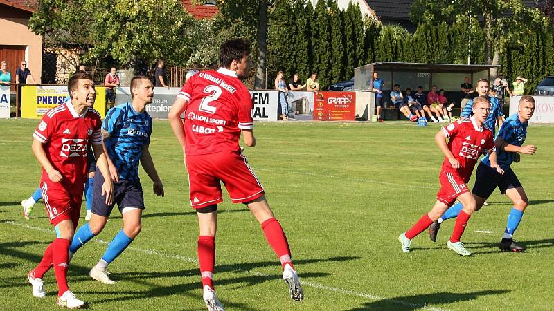 Fotbalisté Valašského Meziříčí (v červených dresech) prohráli na hřišti ve Všechovicích 0:2.