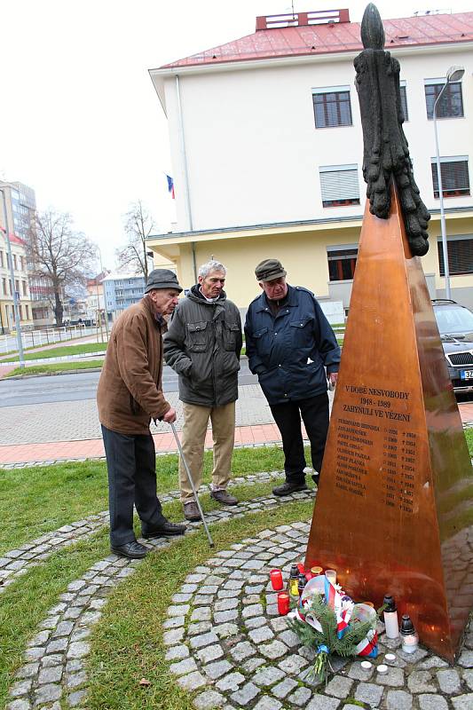 Desítky lidí si u příležitosti Dne boje za svobodu a demokracii připomněly historicky významný den. U památníku obětem totality v Panské zahradě ve Vsetíně zavzpomínala na listopadové události zástupci města a Blanka Andělová ze Svazu bojovníků za svobodu