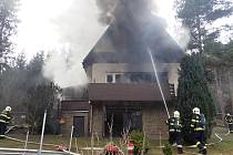 Hasiči likvidují ve čtvrtek 17. března 2022 rozsáhlý požár celoročně obývané chaty ve vsetínské místní části Semetín.
