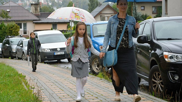 Školáky ze vsetínské Základní školy Rokytnice při jejich cestě do školy 1. září 2020 provázel déšť.