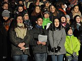 Tradiční zpívání koled se souborem Vsacan na Dolním náměstí ve Vsetíně; sobota 23. prosince 2017