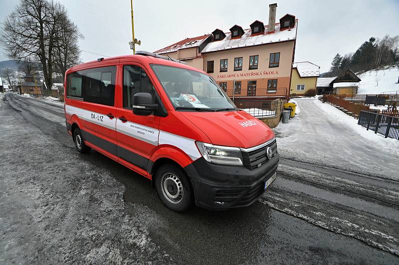 Dobrovolní hasiči ze Zděchova převzali v pátek 19. února 2021 nový osmimístný dopravní automobil Volkswagen Crafter.