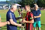 Fotbalisté Francovy Lhoty (červeno-černé dresy) zvítězili na hřišti Hrachovce 3:0 a postoupili do Krajského přeboru. Pohár převzali od šéfa Zlínského KFS Františka Hubáčka.