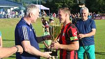 Fotbalisté Francovy Lhoty (červeno-černé dresy) zvítězili na hřišti Hrachovce 3:0 a postoupili do Krajského přeboru.